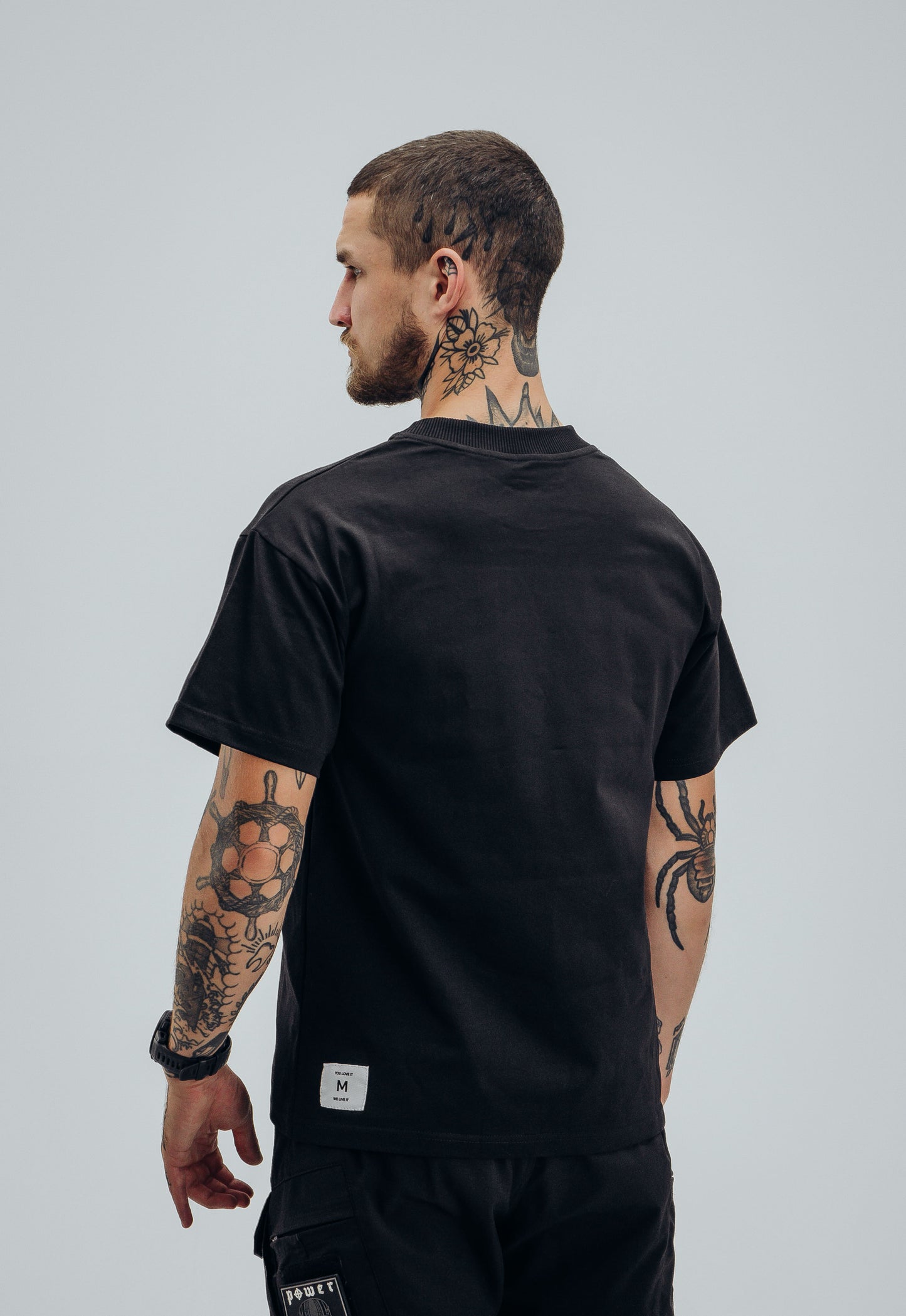 Футболка кривава Олійника з підписом, чорна